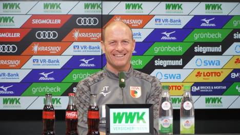 Augsburg-Trainer Jess Thorup wurde auf der Pressekonferenz vor der Partie gegen Bayer 04 über eine mögliche Meister-Schützenhilfe befragt.