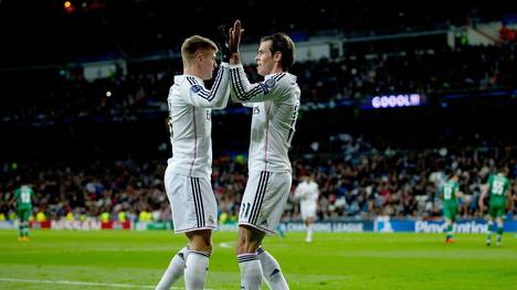 Toni Kroos (l.) und Gareth Bale feiern einen Treffer von Real Madrid