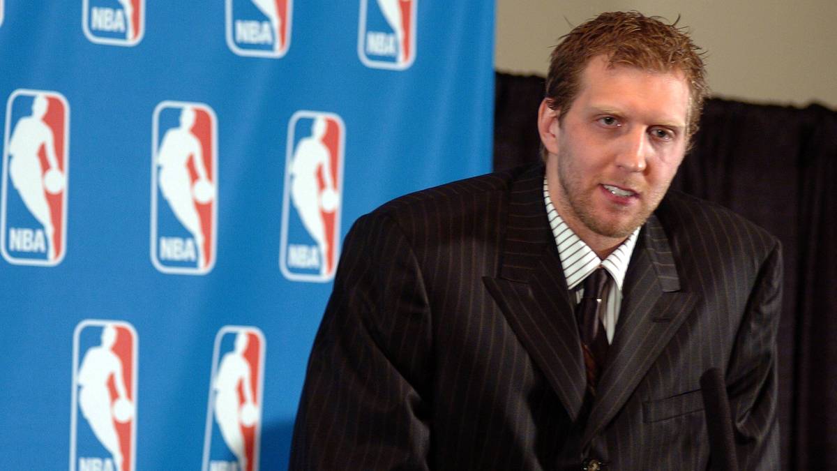 "Es ist immer noch sehr schwer, mich zu freuen", sagt Nowitzki: "Aber es ist eine Auszeichnung für meine Leistungen in der Regular Season. Deshalb kann ich stolz sein"