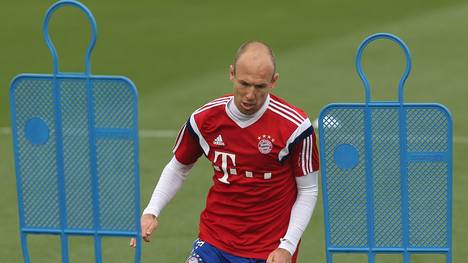 Arjen Robben umkurvt Trainingshindernisse