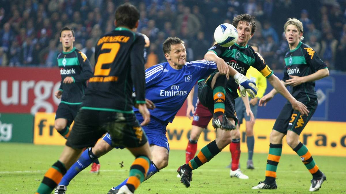 Nachdem der Ball durch eine Papierkugel zur Ecke abgelenkt wird, macht Werders Frank Baumann das letztlich entscheidende 3:1, der Sieg mit 3:2 reicht Bremen am Ende zum Weiterkommen - nur wegen der mehr erzielten Auswärtstore. Um die Demütigung perfekt zu machen, verliert der HSV drei Tage später auch noch das Ligaspiel gegen den Rivalen