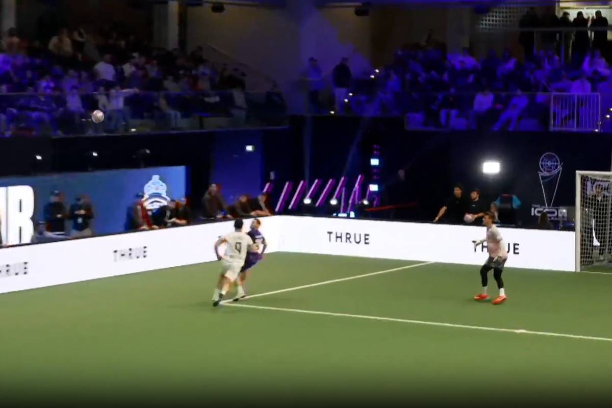 Irrer Fallrückzieher lässt Kommentator schwärmen