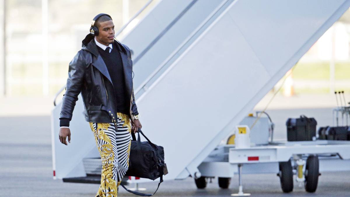 Nach der Landung der Carolina Panthers in San Francisco gibt es nur ein Thema: Cam Newton´s Hose. Denn die Reise nach San Francisco tritt Newton in einer Versace-Hose mit Zebramuster an, prompt liefen die Social-Media-Kanäle heiß. SPORT1 zeigt noch mehr modische Highlights von Cam
