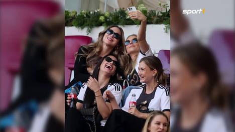 Das DFB-Team wurde bei der Auftaktpleite gegen Japan von ihren Frauen und Freundinnen zahlreich unterstützt. Auch gegen Spanien sollen sie das deutsche Team von der Tribüne aus unterstützen.