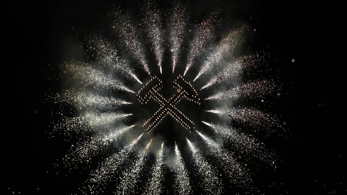 Schlägen und Eisen glänzen im Gelsenkirchener Nachthimmel...