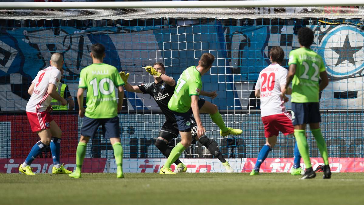 Doch Wolfsburgs Robin Knoche (M.) lässt dem Hamburger Anhang mit seinem Kopfballtor zum 0:1 den Atem stocken
