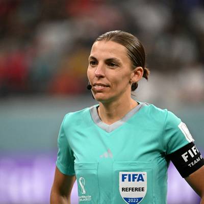 Historischer Pfiff bei der Fußball-Weltmeisterschaft in Katar: Stephanie Frappart leitet als erste Schiedsrichterin ein Spiel bei einer Männer-WM.