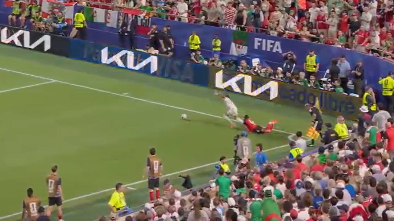 Skurrile Szene! Hier sammelt die Eckfahne einen Assist