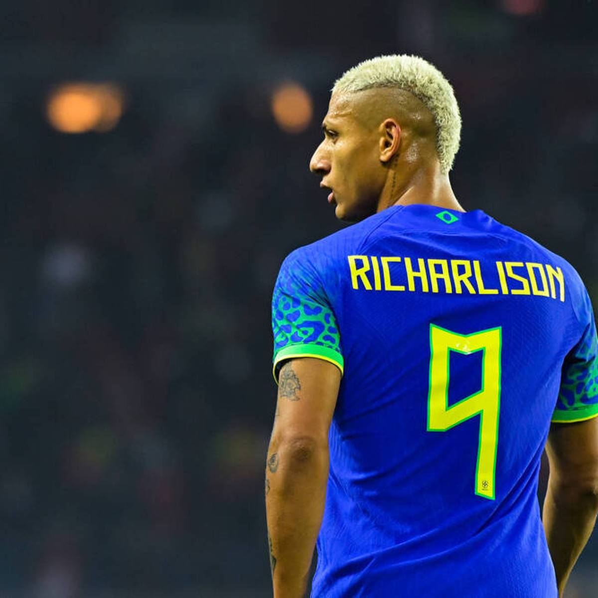 Rekordweltmeister Brasilien ist in WM-Form - doch beim 5:1 in Paris gegen Tunesien war schockierender Rassismus der härtere Gegner für die Selecao. Die Verantwortlichen sind schockiert und wütend.