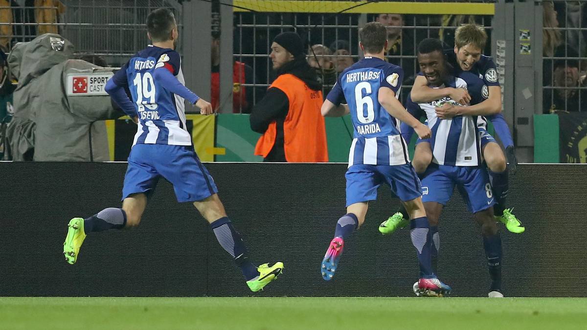 Zu spät kommt dagegen die BVB-Defensive bei Salomon Kalous Vorstoß in der 27. Minute. Der Ivorer vollendet nach toller Vorarbeit von Niklas Stark zur Hertha-Führung, die bis zur Pause halten soll