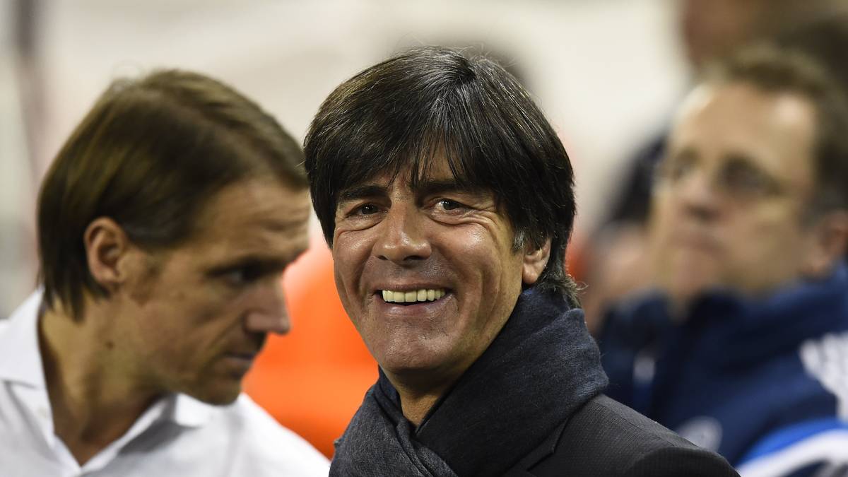 Auch der Bundestrainer kann sich ein Lachen nicht verkneifen