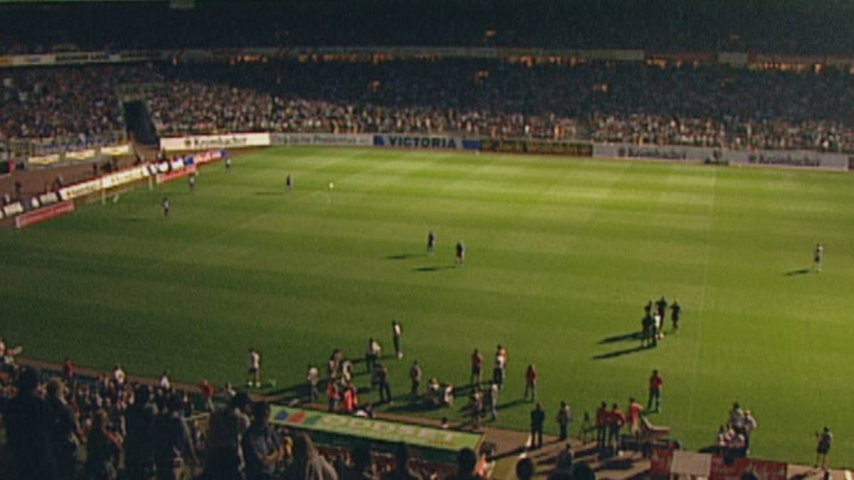 6. August 2004: Im Bremer Weserstadion fällt das Licht aus. Der Saisonauftakt zwischen Meister Werder und Schalke verzögert sich um über eine Stunde.