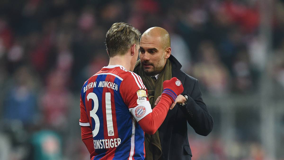 Bastian Schweinsteiger im Gespräch mit Trainer Pep Guardiola