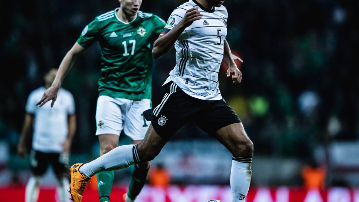 JONATHAN TAH (23): Stark gegen Nordirland, ansonsten spielte er noch nicht die große Rolle bei Löw, der dennoch viel von Tah hält. Nimmt Löw vier Innenverteidiger mit, dürfte er gute Chancen haben, dabei zu sein. Wirkt im DFB-Dress aber noch zu unsicher