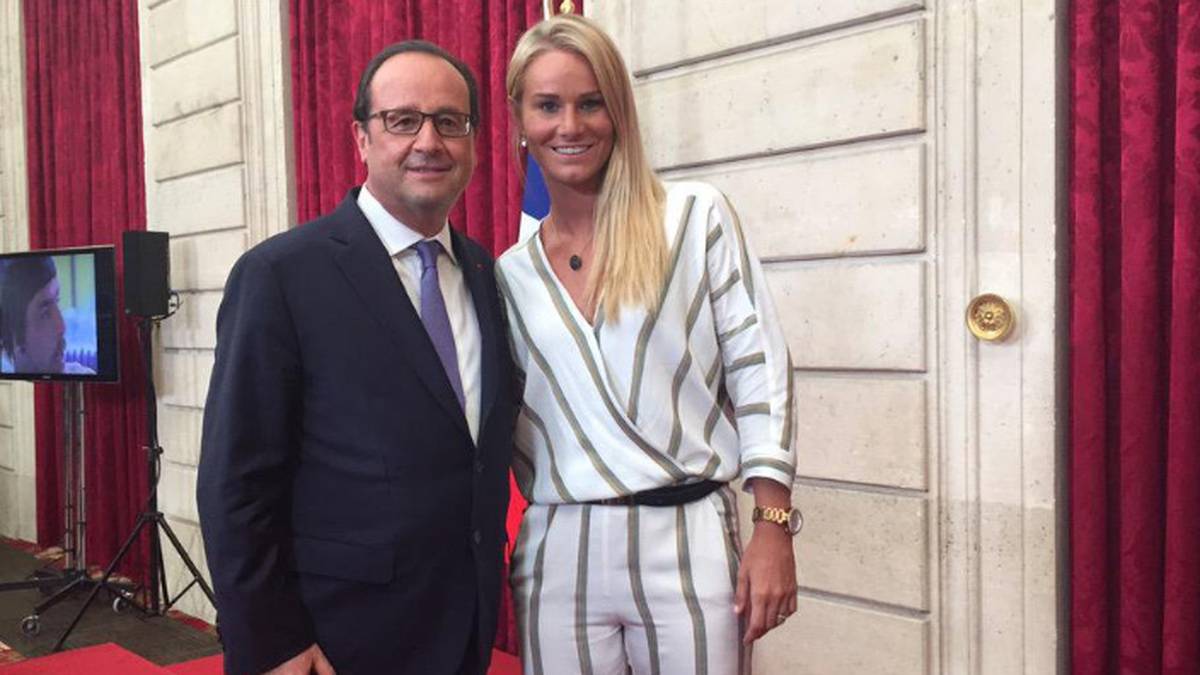 Stilsicher posiert die 26-Jährige neben dem französischen Präsidenten Francois Hollande
