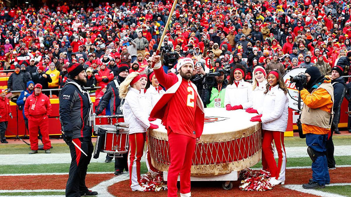 KANSAS CITY, MO - DECEMBER 27:  Actor Paul Rudd prepares to hit the ceremonial war drum at Arrowhead Stadium before the game between the Cleveland Browns and the Kansas City Chiefs on December 27, 2015 in Kansas City, Missouri. (Photo by Jamie Squire/Getty Images)