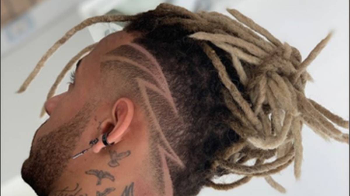 Neymar ist ja bekannt dafür, seine Mähne gerne extravagant zu tragen. Diesmal hat sich der Topstar von PSG selbst übertroffen. In seiner Instagram-Story präsentiert er sich mit hellen Dreadlocks und einem einrasierten Blitz