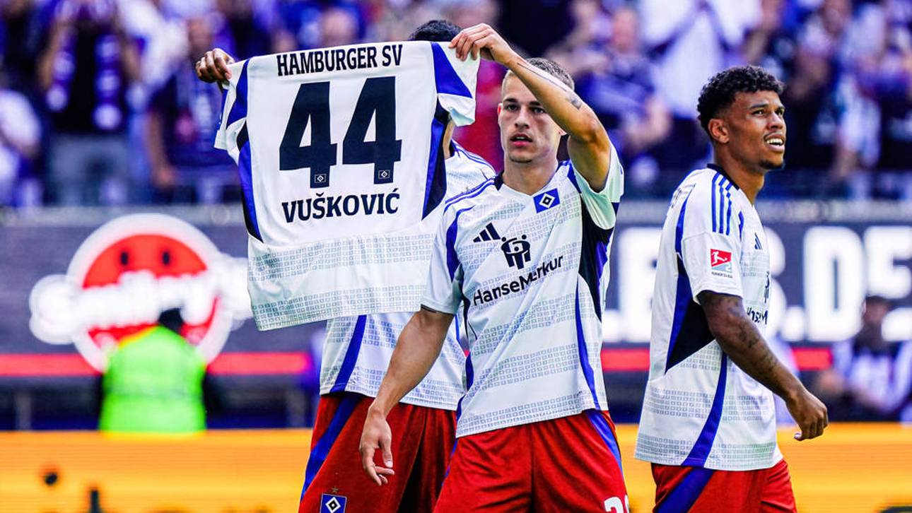 Robert Glatzel solidarisiert sich beim Torjubel mit seinem HSV-Kollegen Mario Vuskovic