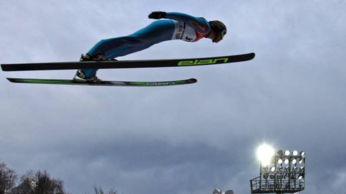 Im selben Jahr wird auch erstmals in der Geschichte der Vierschanzentournee ein Springen komplett abgesagt. In Innsbruck kann wegen eines Föhnsturms nicht gesprungen werden, der Wettkampf wird am 5. Januar in Bischofshofen nachgeholt. Da die Tournee damit erstmals nur auf drei Schanzen, wenn auch mit vier Springen, ausgetragen wird, nennt man die Tournee scherzhaft schon die "Dreischanzentournee"