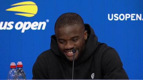 Frances Tiafoe äußert sich zu Carlos Alcaraz neuer Frisur. Er ist alles andere als begeistert und würde den Spanier beim nächsten Friseur-Besuch am liebsten begleiten. 