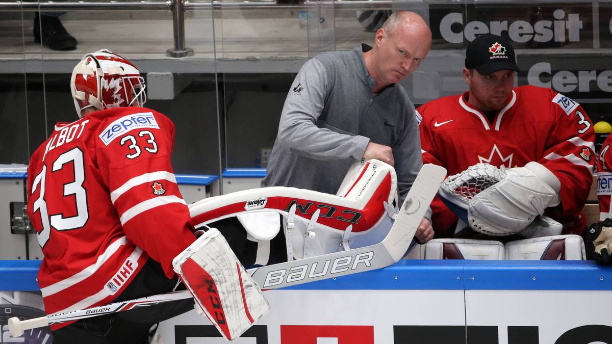 Gut gedehnt ist halb gewonnen, denkt sich wohl Kanadas Goalie...