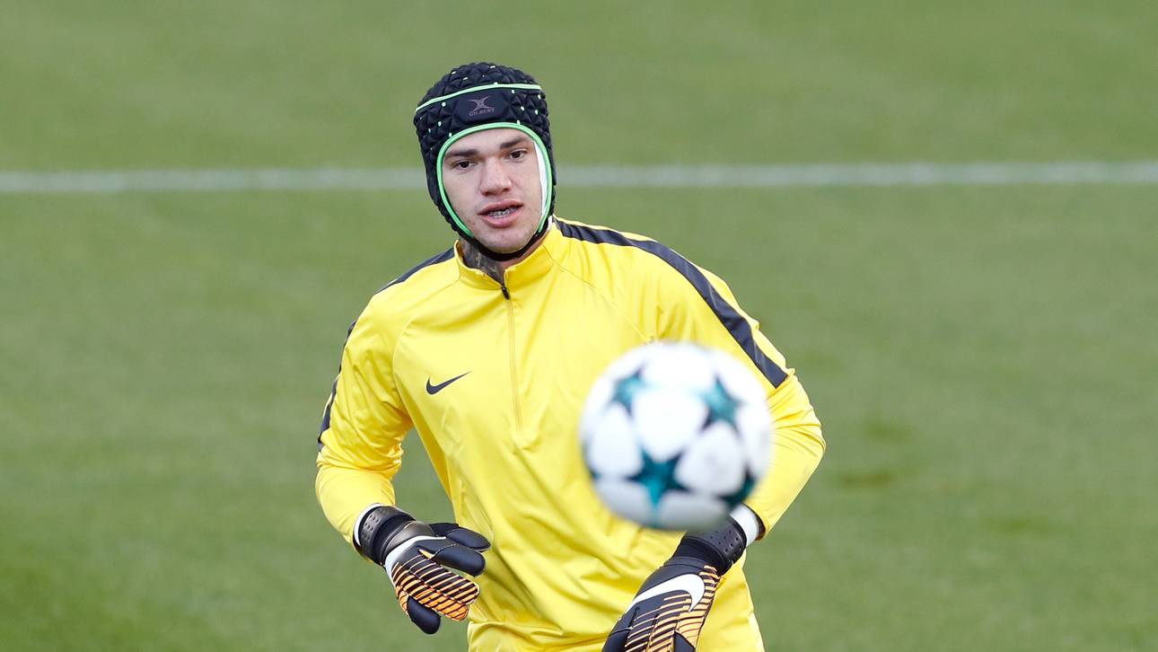 Ederson trainiert mit Spezial-Helm
