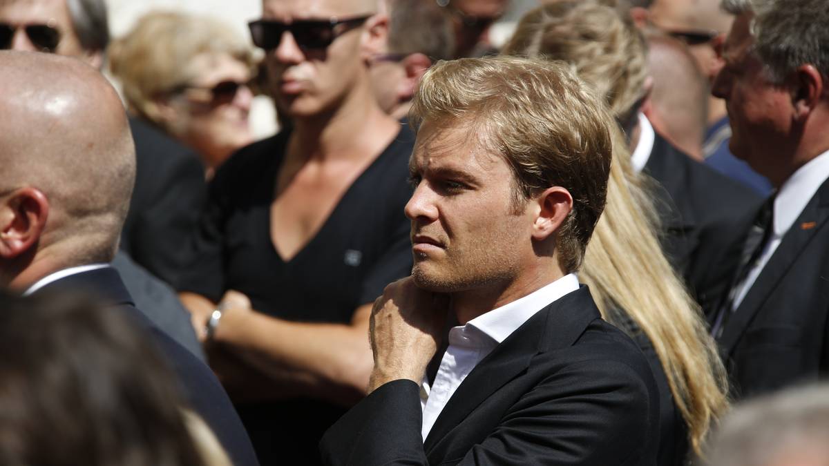 Unter den zahlreichen Trauergästen ist auch Mercedes-Pilot Nico Rosberg