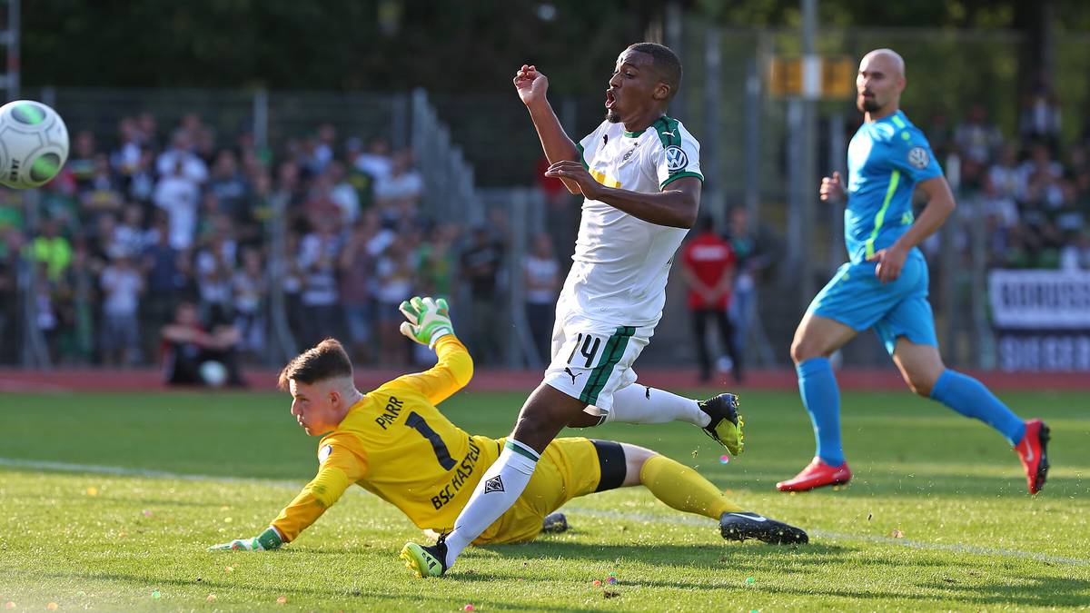 ALASSANE PLEA (Borussia Mönchengladbach): Mit 22 Torbeteiligungen stellte der Franzose in der letzten Saison bei Nizza sogar Mario Balotelli (19) in den Schatten. Immer wieder wurde spekuliert, dass Lucien Favre seinen ehemaligen Schützling mit nach Dortmund nehmen könnte - am Ende sicherte sich aber Gladbach Pleas Dienste