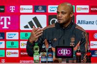 Uli Hoeneß sorgte mit der Aussage, dass die Bayern sich schon fast zurücklehnen könnten, für Aufmerksamkeit. Auf der Pressekonferenz wird FCB-Trainer Vincent Kompany auf diese Aussagen des 72-Jährigen angesprochen.