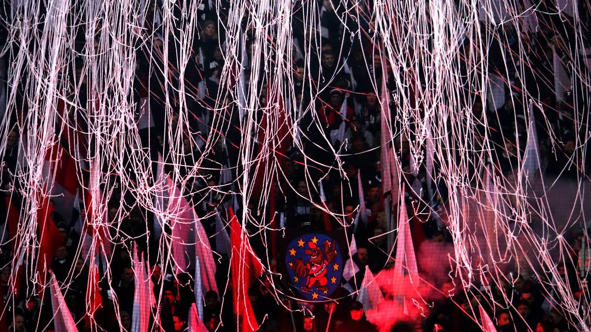 ...die wie ein überdimensionales Spinnennetz vor dem Unterrang herab hingen