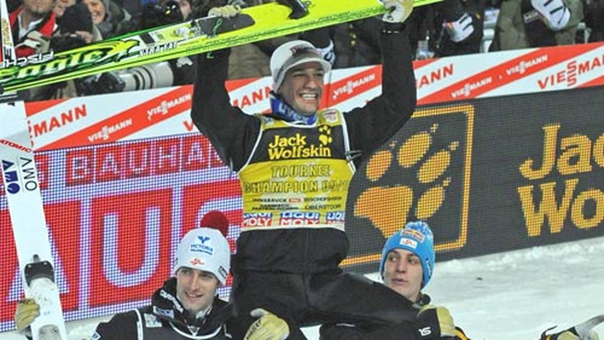 In den folgenden zwei Jahren gewinnen mit den Österreichern Wolfgang Loitzl (l.) und Andreas Kofler (Mitte) nicht die ausgemachten Favoriten