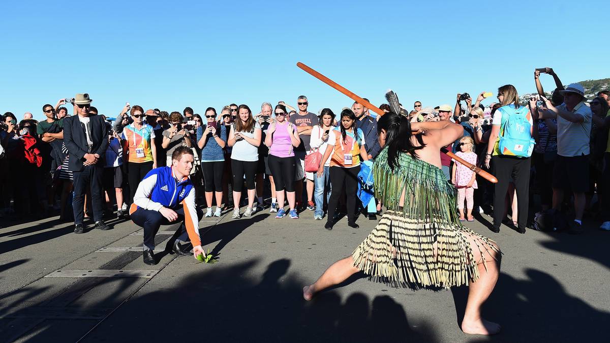 Englands Kapitän Eoin Morgan wird von einem Maori in Neuseeland mit einem traditionellen Tanz empfangen