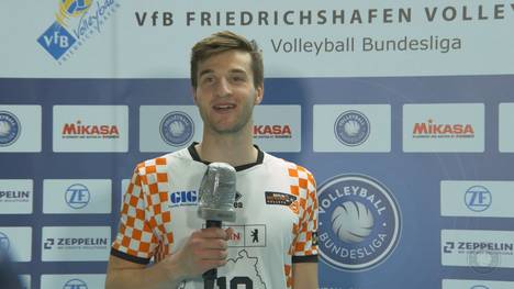 Im ersten Spiel der Final-Playoffs gegen den Rekordmeister VfB Friedrichshafen gelingt den Berlin Recycling Volleys nach 2:0-Rückstand das Comeback. Julian Zenger erklärt wieso Berlin das Spiel gedreht hat.