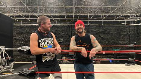 CM Punk (r.) steht für eine neue TV-Serie mit Stephen Amell wieder im Wrestling-Ring