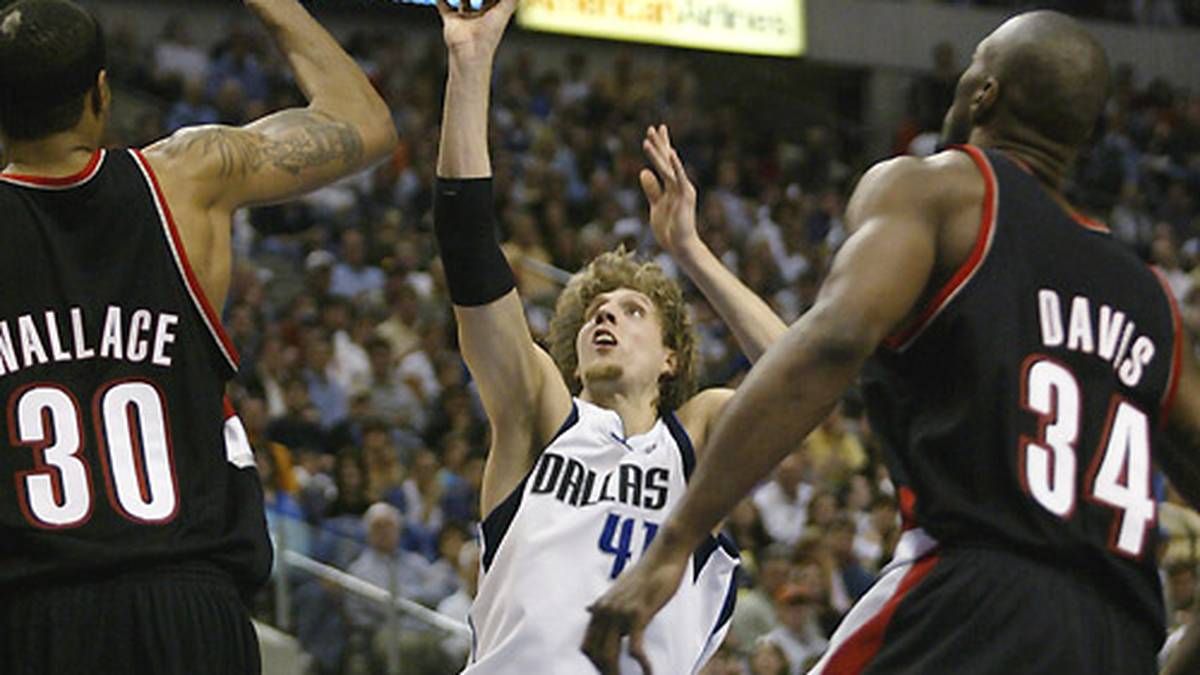 19. April 2003: In der Achtelfinal-Serie gegen die Portland Trail Blazers trifft Nowitzki aus allen Lagen: In Spiel 1 schießt er Rasheed Wallace und Co. mit 46 Punkten ab
