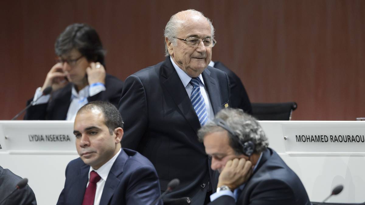 Sepp Blatters einziger verbliebener Herausforderer ist Prinz Ali bin al Hussein (l.), einer der Stellvertreter des Schweizers
