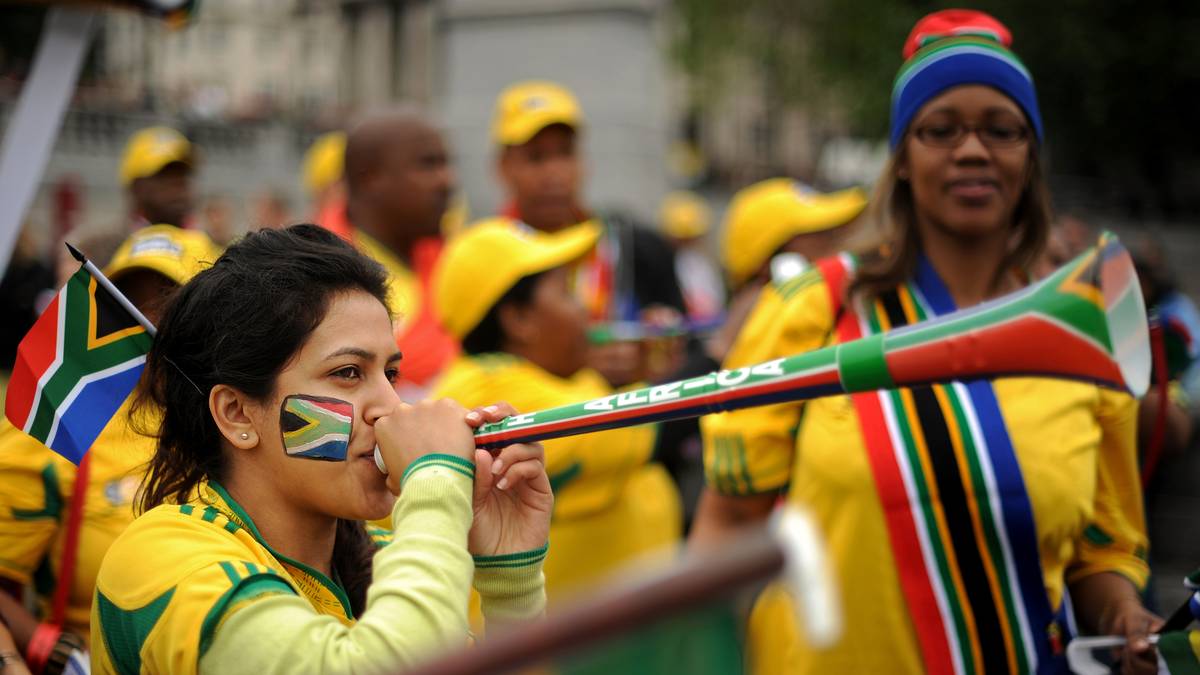 WM 2010: SÜDAFRIKA - MEXIKO 1:1 - Das Spiel zwischen Gastgeber Südafrika und Mexiko endet mit einem leistungsgerechten Unentschieden. Den Zuschauern an den Bildschirmen bleibt aber vor allem der durch die Vuvuzelas erzeugte ohrenbetäubende Lärm in Erinnerung