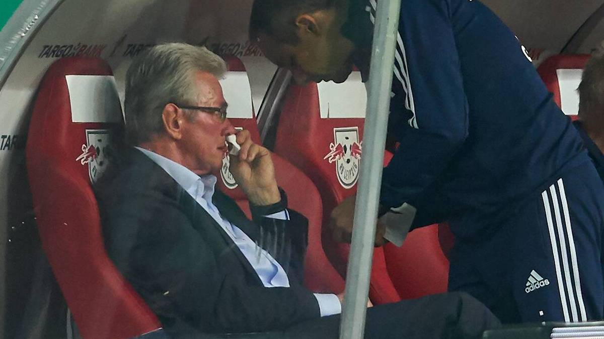 Eineinhalb Wochen später scheint sich allerdings die Skepsis zu bestätigen, ob Heynckes angesichts seines Alters dem aufreibenden Trainerjob bei Bayern noch gewachsen sei. Im Pokalspiel in Leipzig leidet er unter heftigem Nasenbluten - was ein Zeichen für zu hohen Stress sein kann