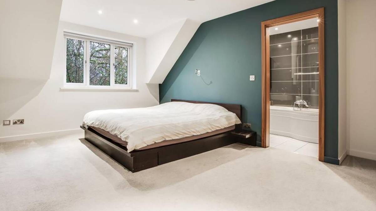 Ein wenig spektakulärer Blick ins Schlafzimmer. Aber jetzt kommt das Highlight: Fellainis Markenzeichen ist ja der wuschelige Afro. Seine Haare sehen aus, als würde er sich überhaupt nicht darum kümmern...