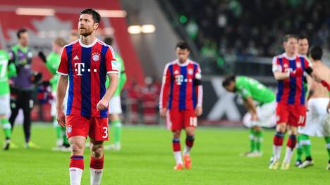 Xabi Alonso (l.) musste mit dem FC Bayern die erste Saisonniederlage hinnehmen.