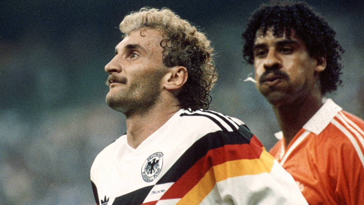 PLATZ 11 - NIEDERLANDE (WM 1990): Es war eine der unappetitlichsten Szenen der WM-Geschichte. Frank Rijkaard versuchte sich bei der WM 1990 im Achtelfinale als Lama. Sein Opfer: Rudi Völler - und das gleich doppelt