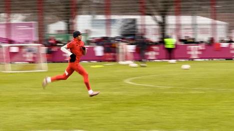 Jamal Musiala hat am Teamtraining des FC Bayern München teilgenommen. Nach seiner schweren Verletzung bei der Klub-WM strebt der Dribbelkünstler ein Comeback im Januar an.