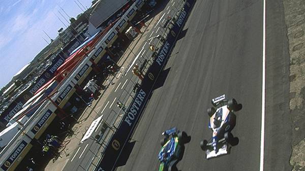 Michael Schumacher (l.) und Damon Hill 1994 in Silverstone. Schumacher ignoriert eine Schwarze Flagge und wird für zwei Rennen gesperrt