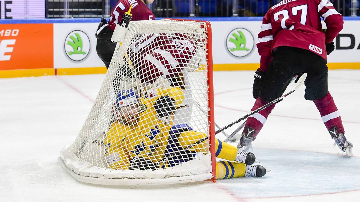 Diesmal geht nur der schwedische Spieler ins Netz, der Puck dagegen verfehlt sein Ziel