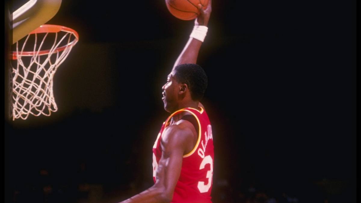 PLATZ 9 - HAKEEM OLAJUWON (24,2 PER): In 68 Spielen für die Houston Rockets gelangen dem Big Man durchschnittlich 23,5 Punkte, 11,5 Rebounds und 2,0 Assists. Weltbekannt war er vor allem für seinen "Dream Shake". Er ist bis heute der beste Shot-Blocker in der NBA-Historie