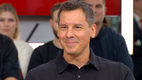 Die SGE gewinnt das Spiel in Gladbach am vergangenen Samstag mit 6:4. Timmo Hardung spricht über diese Leistung und reflektiert bestehende Schwächen der Mannschaft. Außerdem ordnet er die aktuelle Situation von Toptalent Can Uzun ein.