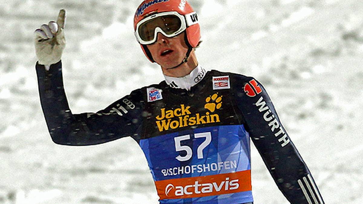 Im Winter 2012/13 können sich die deutschen Skispringer endlich wieder einmal berechtigte Hoffnungen auf den ersten Gesamtsieg seit Hannawalds Coup 2002 machen. Severin Freund geht als Weltcup-Zweiter ins Auftaktspringen in Oberstdorf ...