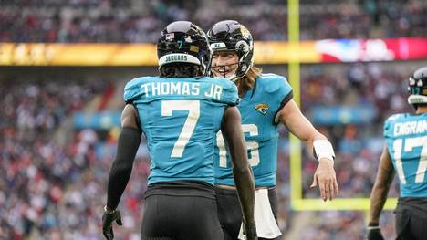 Jacksonville Jaguars v New England Patriots International Series 20 10 2024. Touchdown, Jacksonville Jaguars wide receiver Brian Thomas Jr. (7) with Jacksonville Jaguars quarterback Trevor Lawrence (16) during the International Series match between Jacksonville Jaguars and New England Patriots at Wembley Stadium, London, England on 20 October 2024. Editorial use only , Copyright: xJasonxBrownx PSI-20618-0043