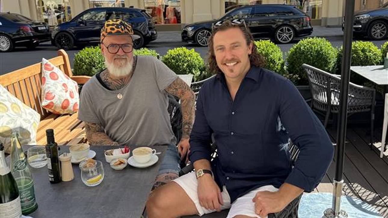 Michael Hefele (r.) mit SPORT1-Reporter Reinhard Franke