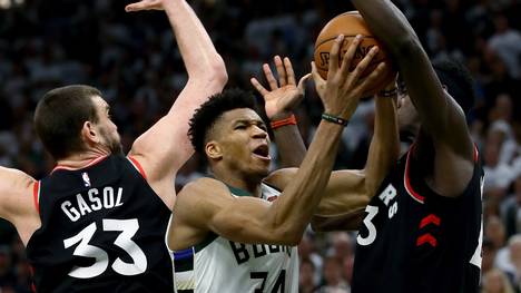 NBA, Playoffs: Milwaukee Bucks schlagen Toronto Raptors - Lopez mit Rekord